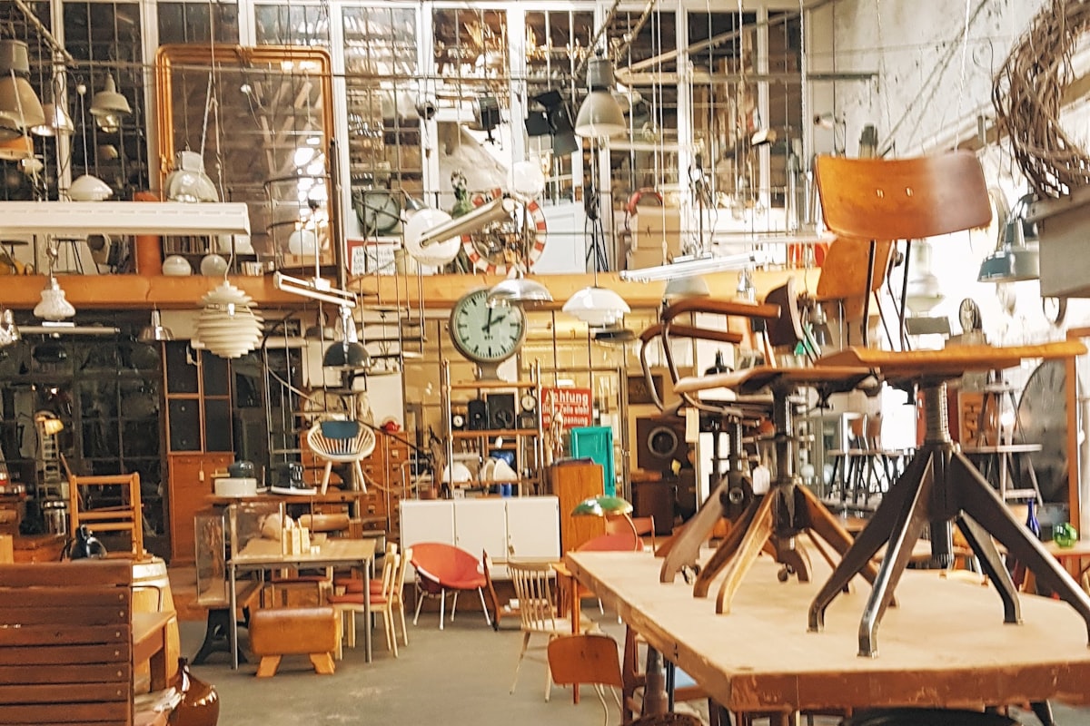 Int&eacute;rieur d&rsquo;une boutique de brocante remplie de meubles et d&rsquo;objets anciens
