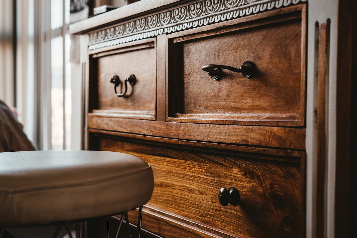 Commode ancienne en bois avec poign&eacute;e en laiton