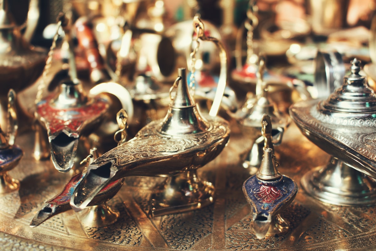 Lampes et objets anciens en laiton patin&eacute;