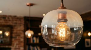 Suspension grosse ampoule vintage : comment choisir et intégrer ce luminaire tendance